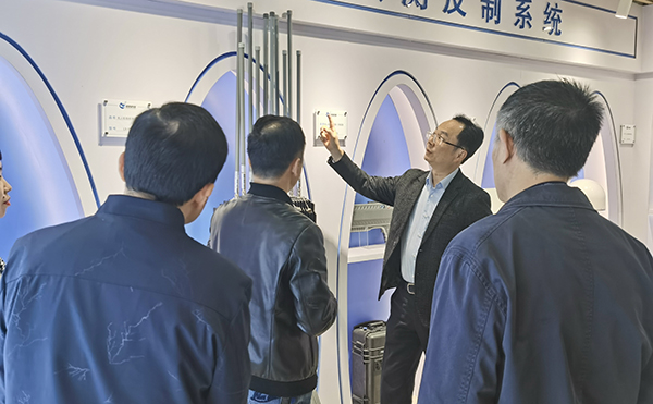 福建省工信廳領(lǐng)導(dǎo)蒞臨靈信科技考察指導(dǎo)工作 福建省工信廳領(lǐng)導(dǎo)蒞臨靈信科技考察指導(dǎo)工作